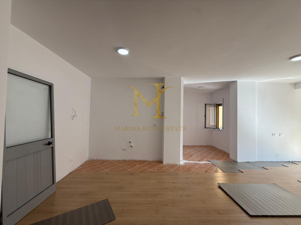 SHITET APARTAMENT 2+1 + DEPO NE NJE PALLAT TE RI NE PLAZH HEKURUDHA !