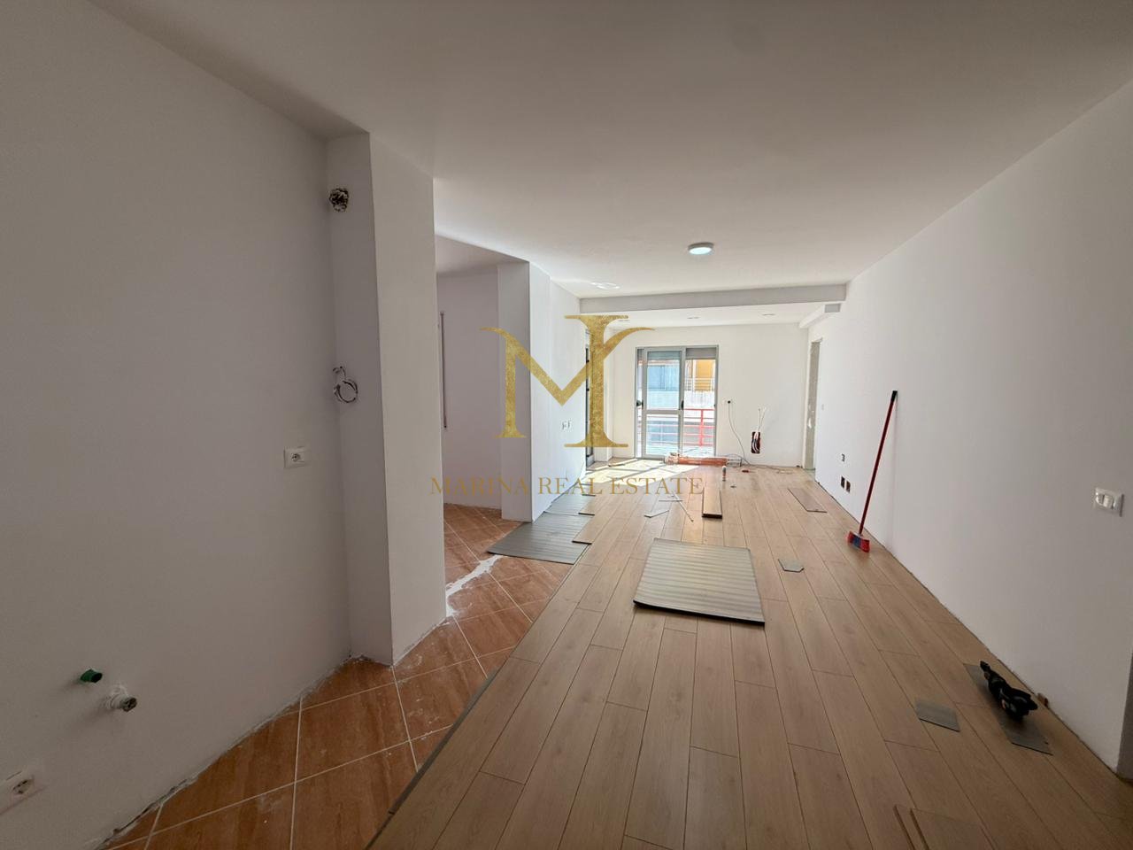 SHITET APARTAMENT 2+1 + DEPO NE NJE PALLAT TE RI NE PLAZH HEKURUDHA !