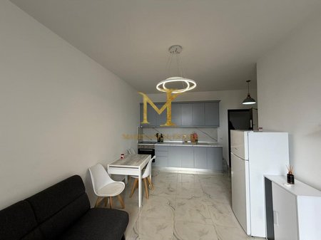 SHES APARTAMENT 1+1 ME PAMJE NGA DETI, PRANË RROTËS SË KUQE!