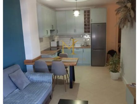 APARTAMENT 1+1 ME QERA, PRANE TREGUT TE FRUTA-PERIMEVE, DURRES!!!!