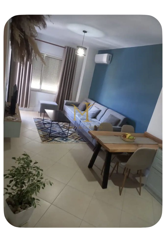 APARTAMENT 1+1 ME QERA, PRANE TREGUT TE FRUTA-PERIMEVE, DURRES!!!!