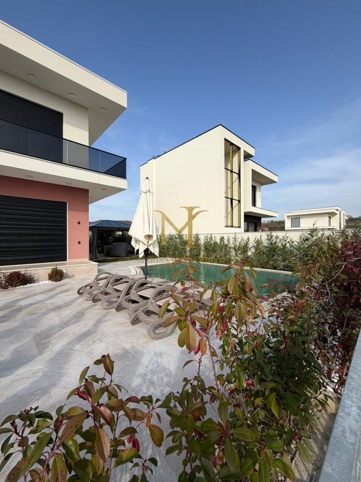 INDIVIDUAL VILLA FOR SALE IN LALZ BAY