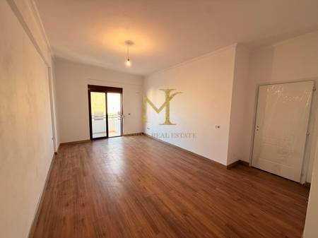 Shitet Apartament 1+1 Në Hekurudha, Plazh Durrës