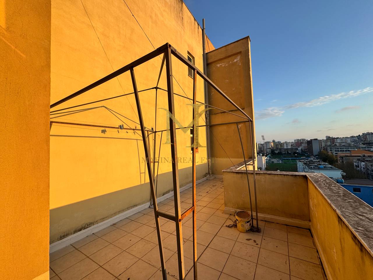 Shitet apartament 2+1+2 ne Durres, Stadiumi. 3 ballkon, 160m2 total