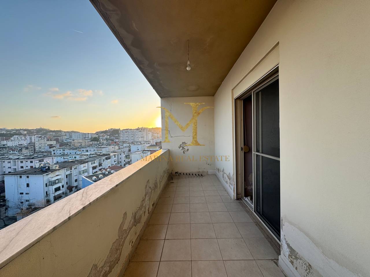 Shitet apartament 2+1+2 ne Durres, Stadiumi. 3 ballkon, 160m2 total