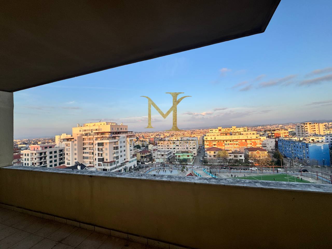 Shitet apartament 2+1+2 ne Durres, Stadiumi. 3 ballkon, 160m2 total