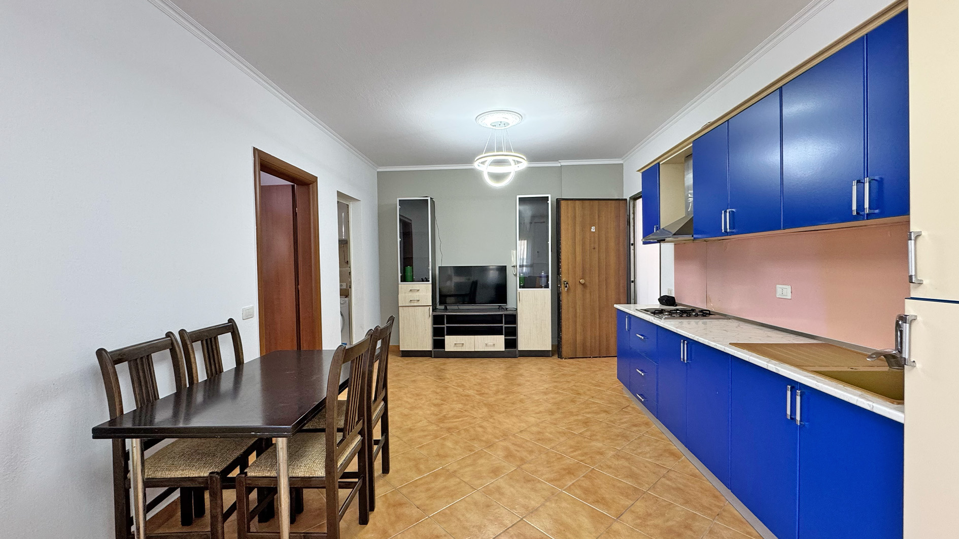Shitet apartament 1+1. Kati 4, pa ashensor. Shkembi Kavajes, afer Bonita, Kraja dhe Dolce Vita Hotel.