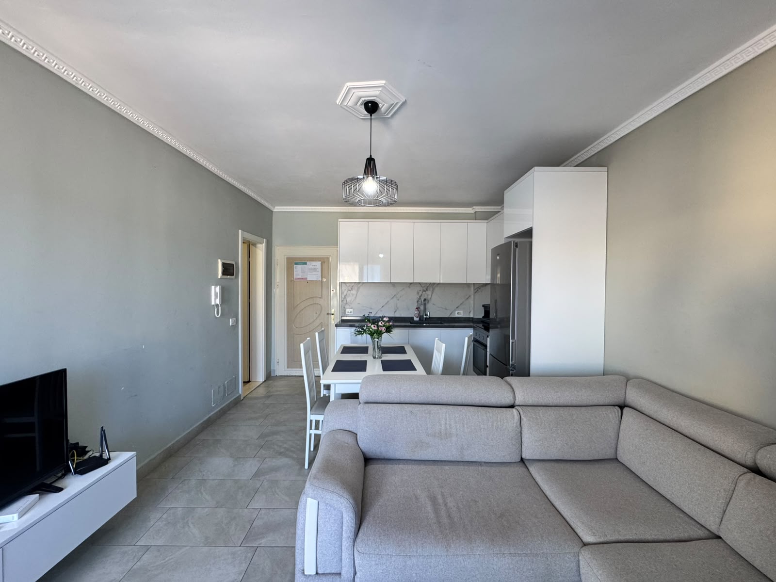 JEPET ME QIRA APARTAMENT 1+1 – SHKËMBI I KAVAJËS