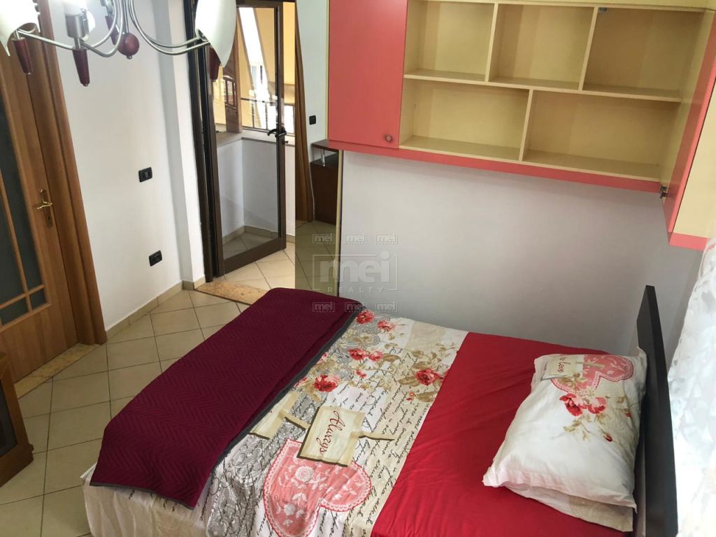Ne Rr. e Kavajes, tek Globe, Jepet me Qira Apartament 3+1