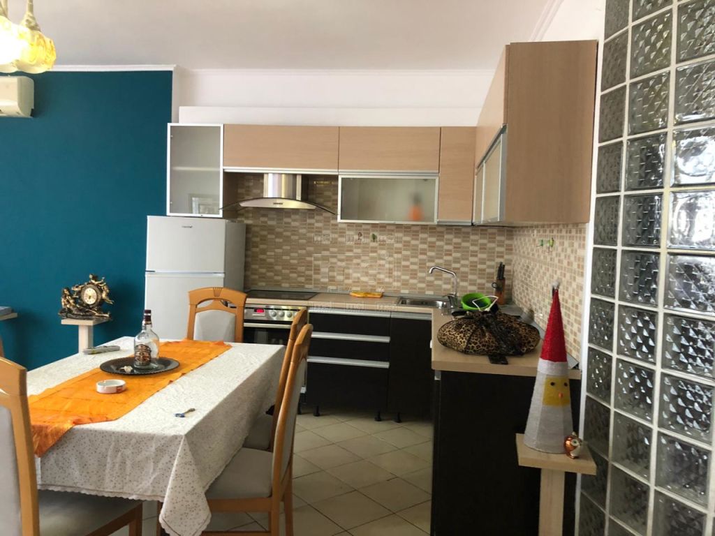 Ne Rr. e Kavajes, tek Globe, Jepet me Qira Apartament 3+1