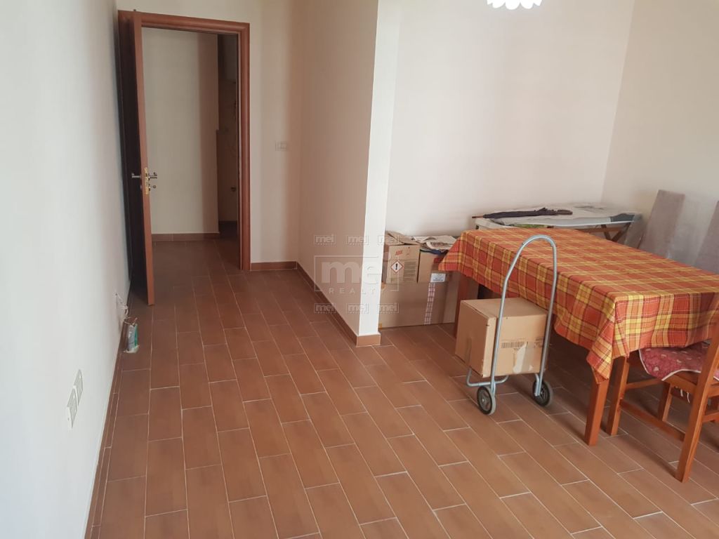 Kompleksi Nobis , Jepet Me Qira Apartament 1+1 , I Pershtatshem Per Zyra.