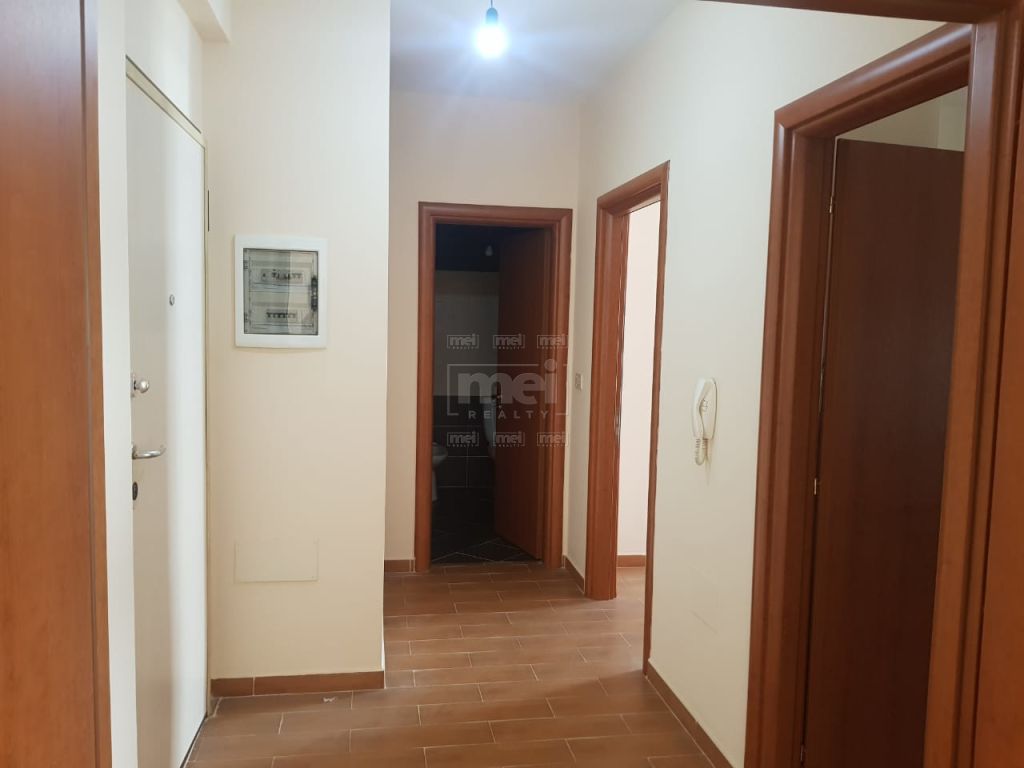 Kompleksi Nobis , Jepet Me Qira Apartament 1+1 , I Pershtatshem Per Zyra.