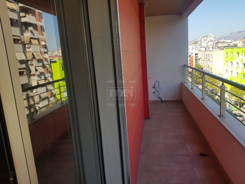 Kompleksi Nobis , Jepet Me Qira Apartament 1+1 , I Pershtatshem Per Zyra.