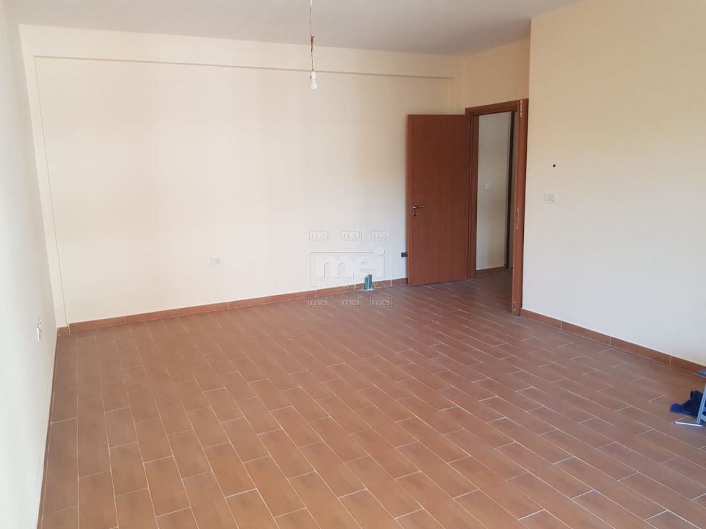 Kompleksi Nobis , Jepet Me Qira Apartament 1+1 , I Pershtatshem Per Zyra.