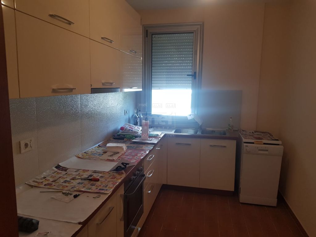 Kompleksi Nobis , Jepet Me Qira Apartament 1+1 , I Pershtatshem Per Zyra.