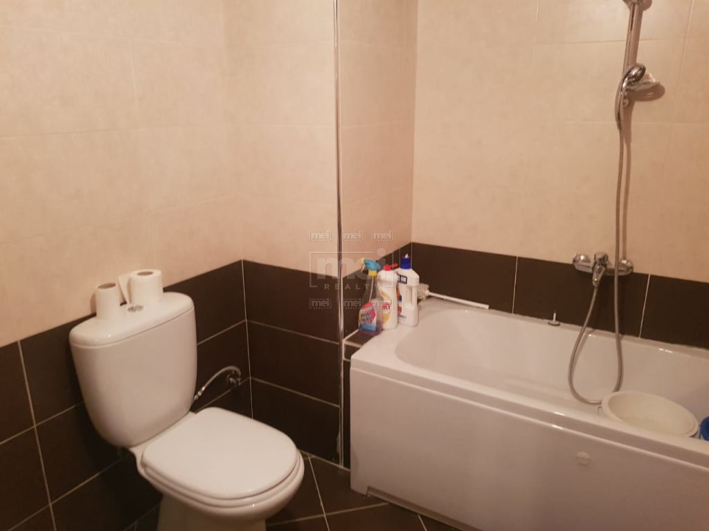 Kompleksi Nobis , Jepet Me Qira Apartament 1+1 , I Pershtatshem Per Zyra.