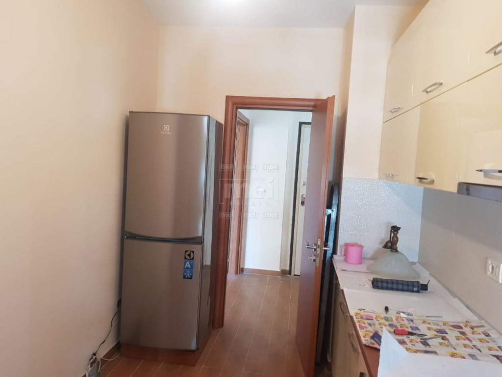 Kompleksi Nobis , Jepet Me Qira Apartament 1+1 , I Pershtatshem Per Zyra.