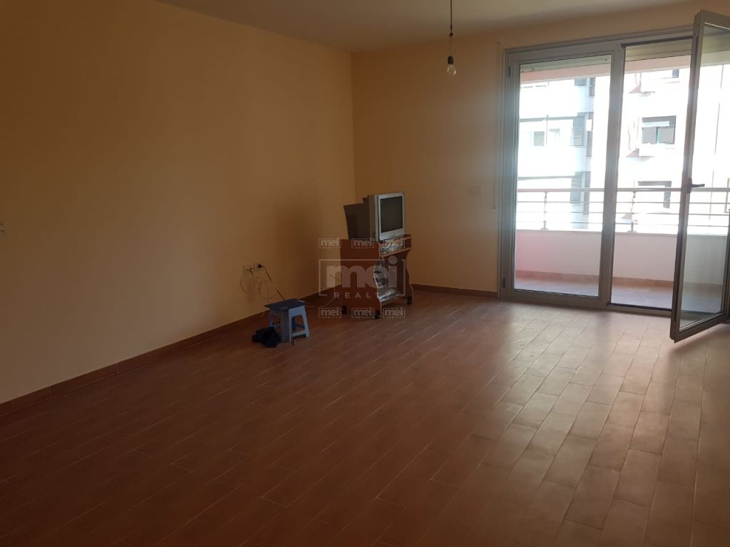 Kompleksi Nobis , Jepet Me Qira Apartament 1+1 , I Pershtatshem Per Zyra.