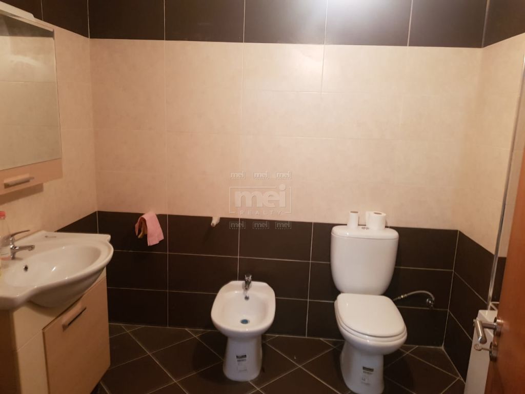 Kompleksi Nobis , Jepet Me Qira Apartament 1+1 , I Pershtatshem Per Zyra.