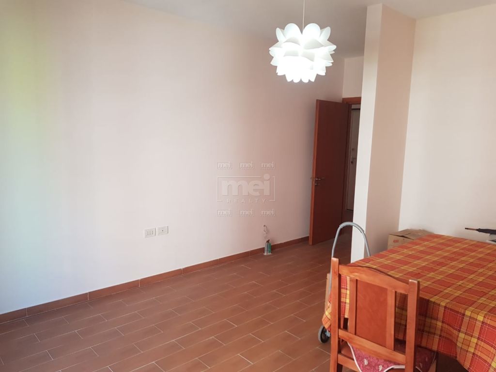 Kompleksi Nobis , Jepet Me Qira Apartament 1+1 , I Pershtatshem Per Zyra.