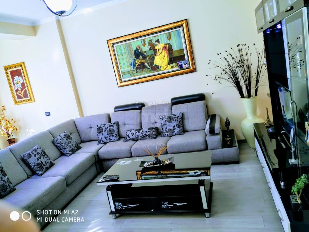 Tek Pallati me Shigjeta Jepet me Qira Apartament 2+1