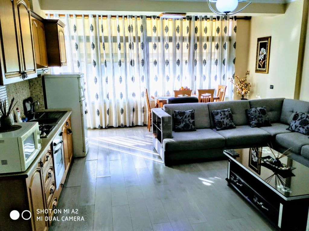 Tek Pallati me Shigjeta Jepet me Qira Apartament 2+1