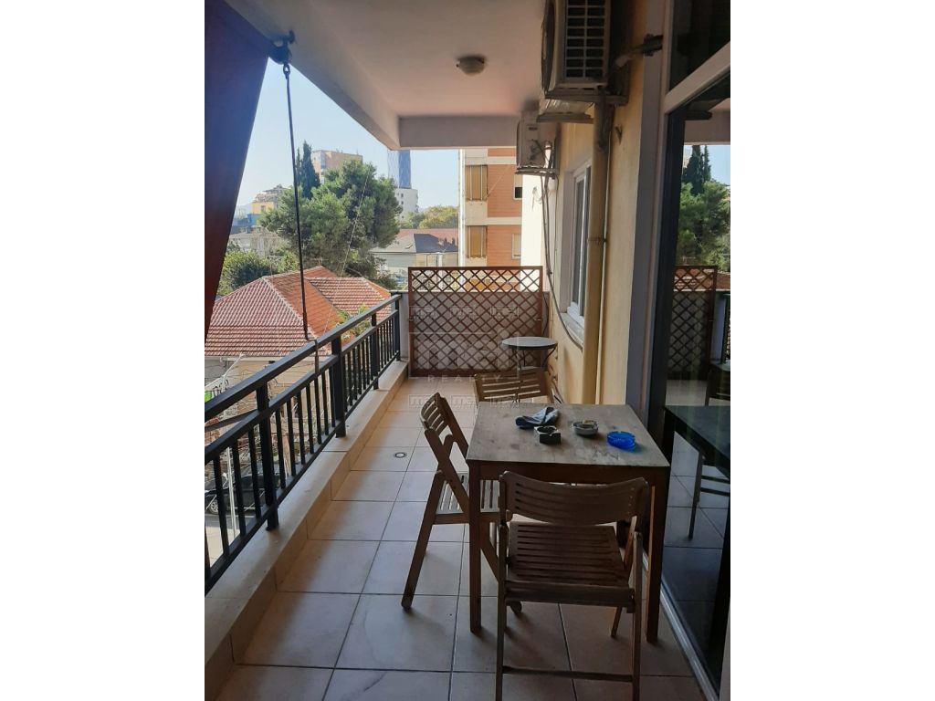 Ne Rr. e Elbasanit, Jepet me Qira Apartament 2+1