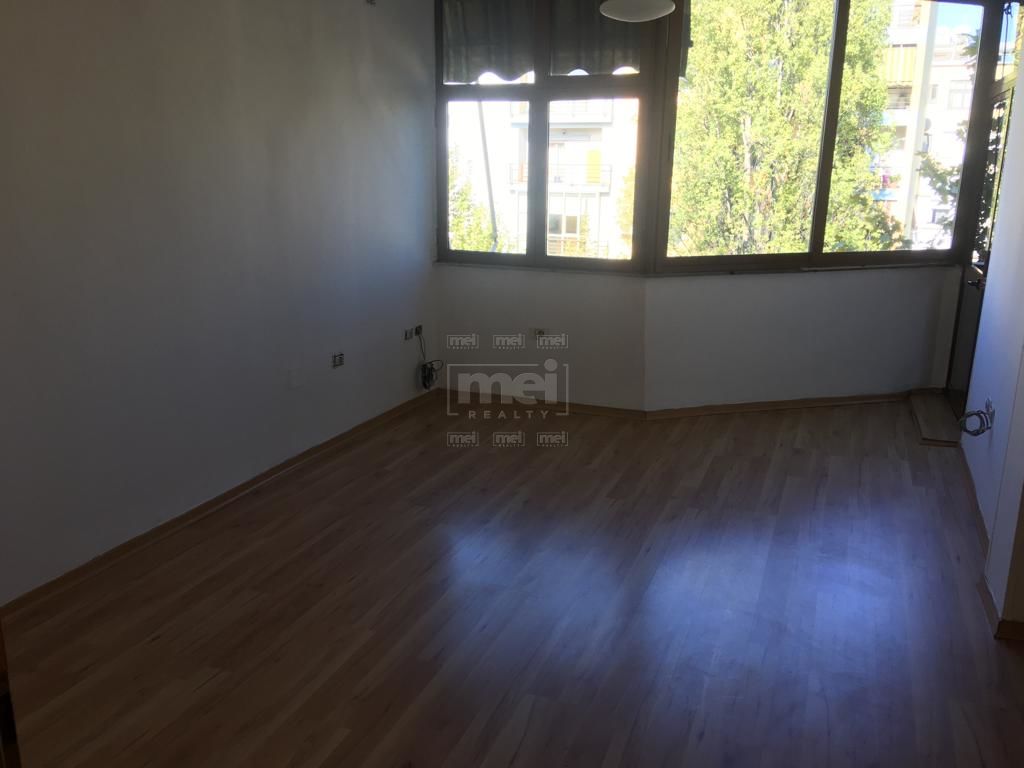 Perball Restorant Durresit , Jepet Me Qira Apartament I Pershtatshem Per Zyra.