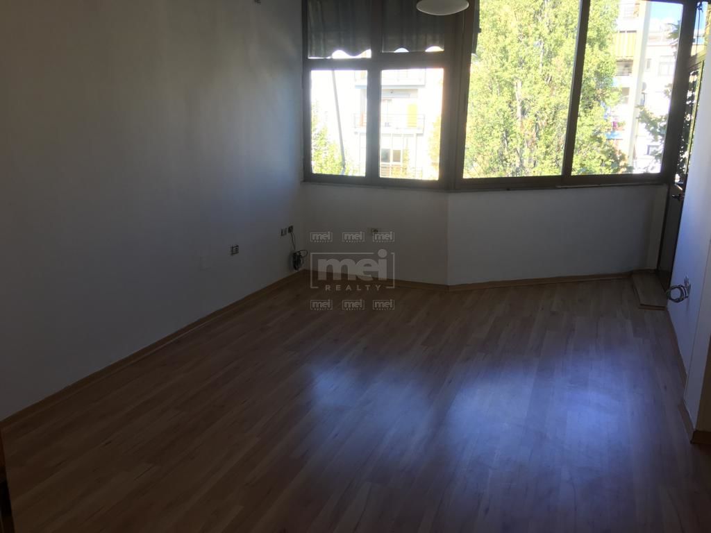 Perball Restorant Durresit  , Jepet Me Qira Apartament I Pershtatshem Per Zyra. 1