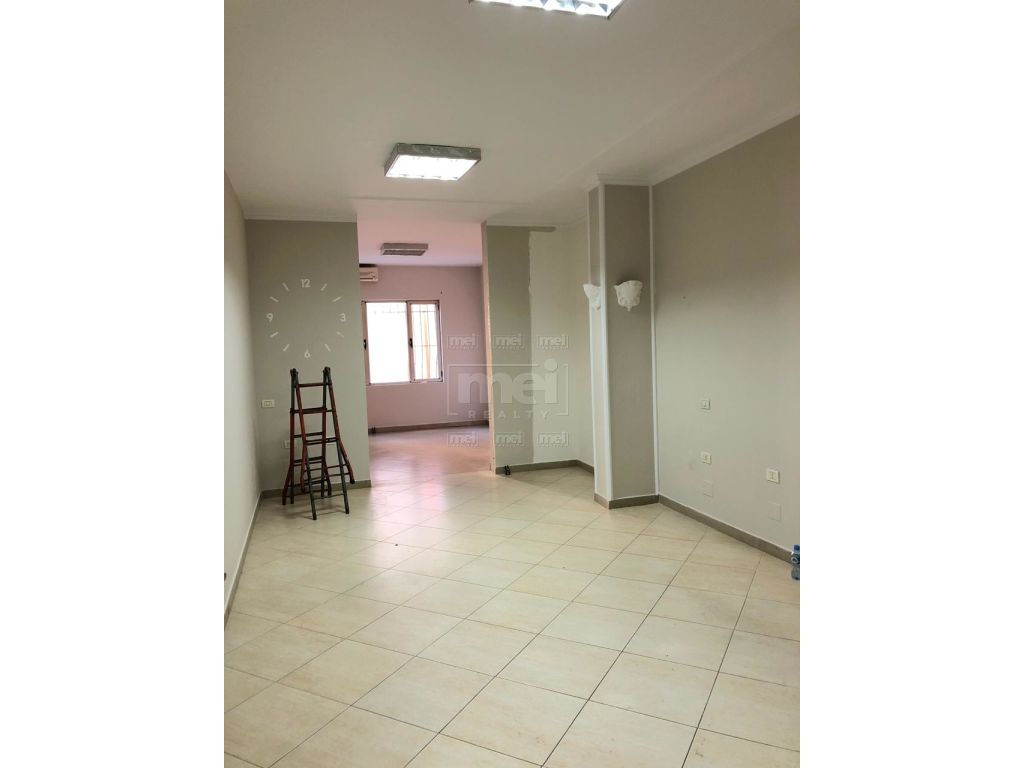 Ne Bllok, Jepet me qira apartament i pershtatshem dhe per zyre.