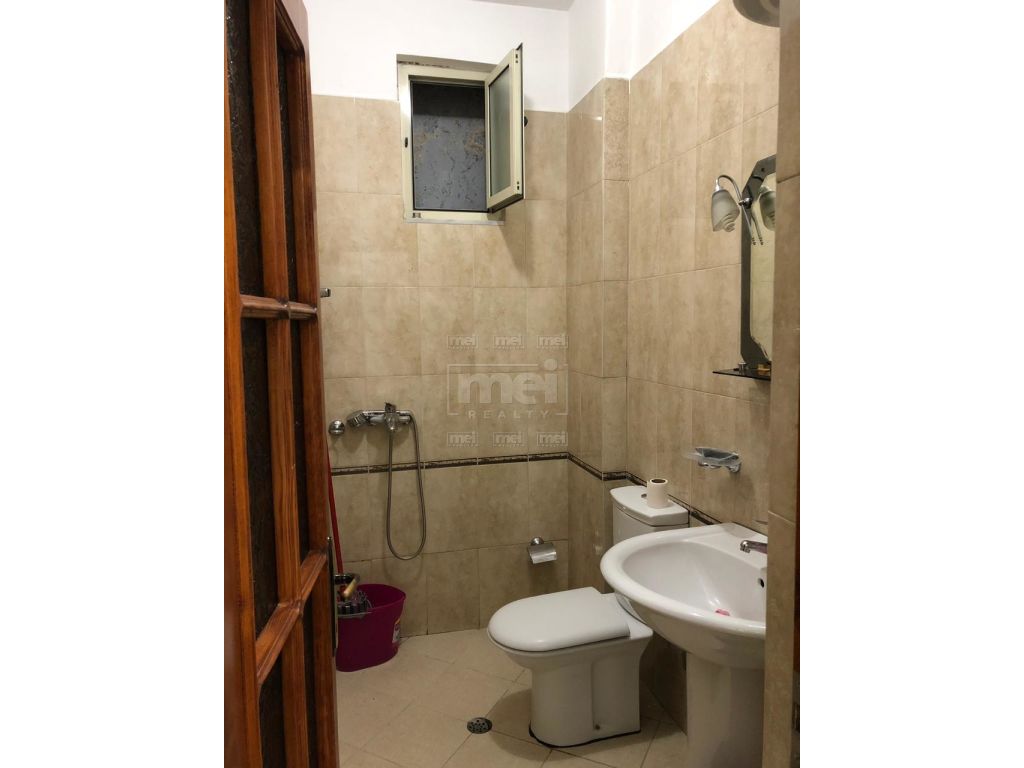 Ne Bllok, Jepet me qira apartament i pershtatshem dhe per zyre.