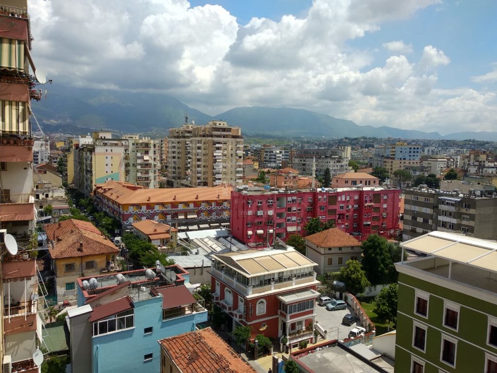 Ne Qender Te Tiranes , Jepet Me Qira Apartament 2+1