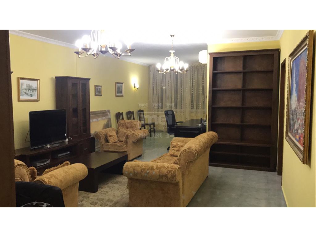 Tek Padami jepet me qera nje apartament 3+1+2,i mobiluar ose bosh per zyra 120m2