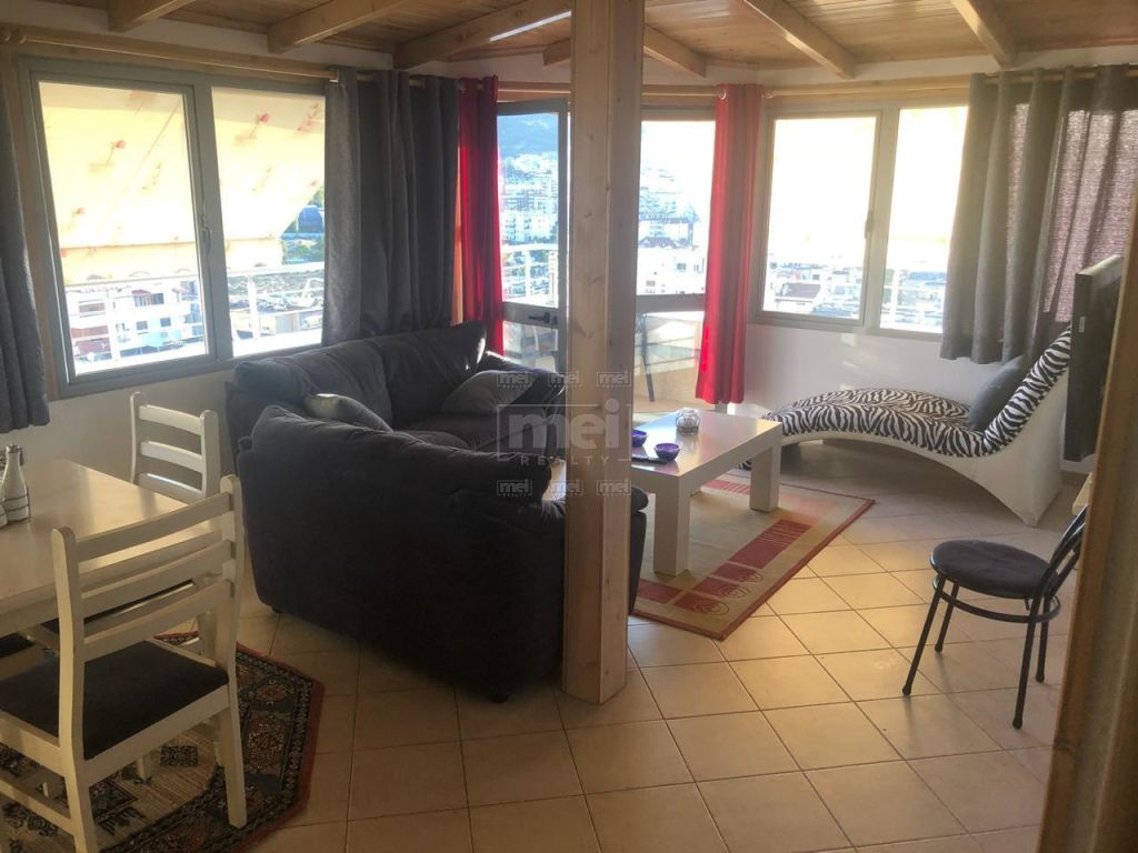 Tek Sheshi Willson, Jepet apartament me qira 2+1.