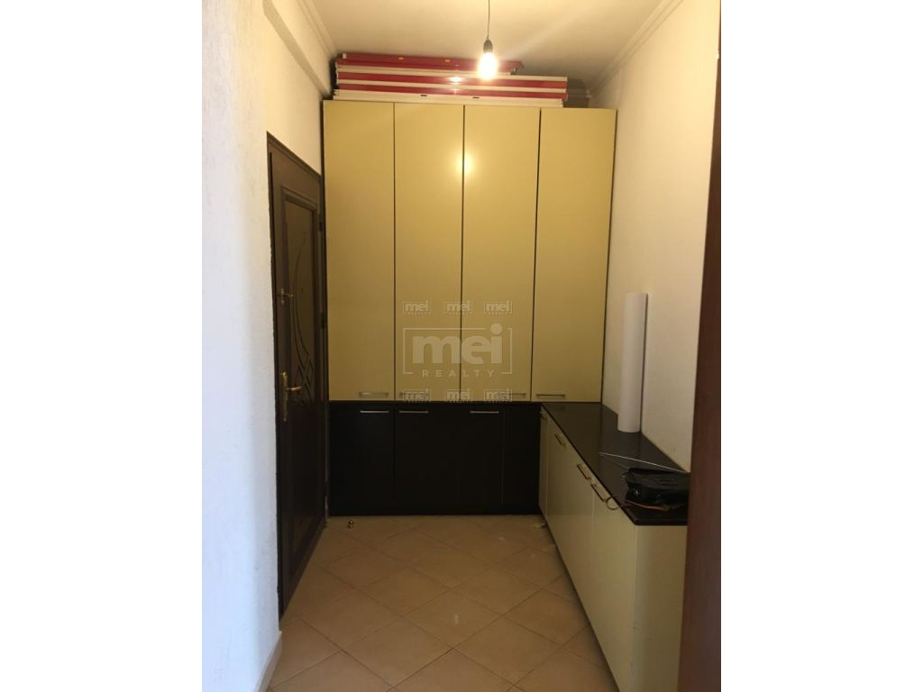 Tek Xhamia E Tabakeve, Shitet Apartamenti 2+1+ Garazhd