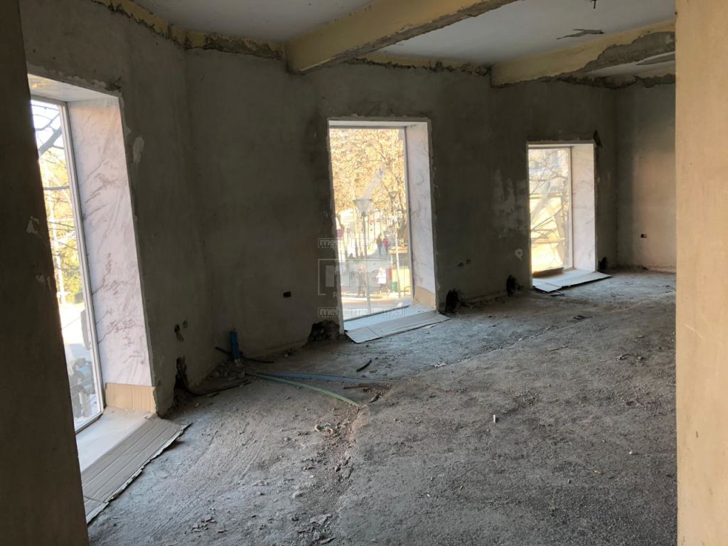 Ne Bllok, Pallatet Agimi, Jepet Me Qera, Ambienti Komercial