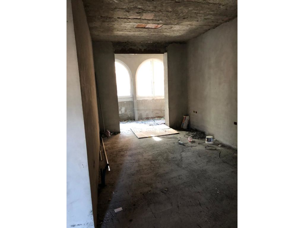 Ne Bllok, Pallatet Agimi, Jepet Me Qera, Ambienti Komercial