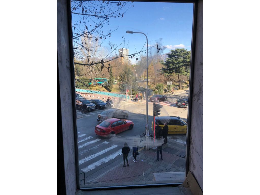 Ne Bllok, Pallatet Agimi, Jepet Me Qera, Ambienti Komercial