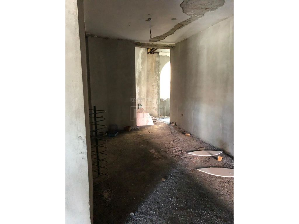 Ne Bllok, Pallatet Agimi, Jepet Me Qera, Ambienti Komercial