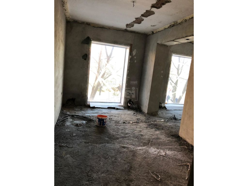 Ne Bllok, Pallatet Agimi, Jepet Me Qera, Ambienti Komercial