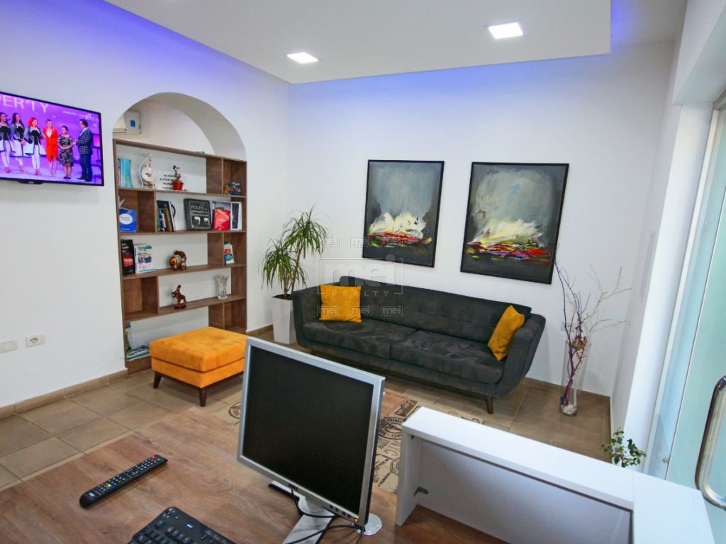 Durres, shitet biznesi Klinike Dentare