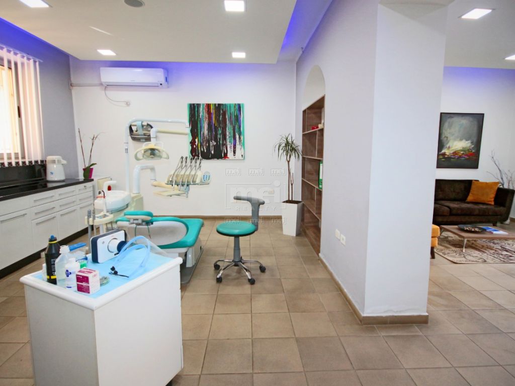 Durres, shitet biznesi Klinike Dentare
