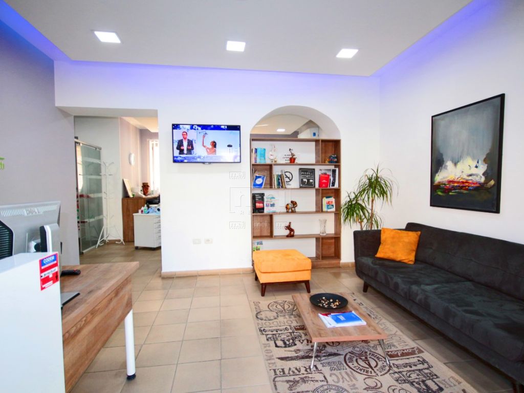 Durres, shitet biznesi Klinike Dentare