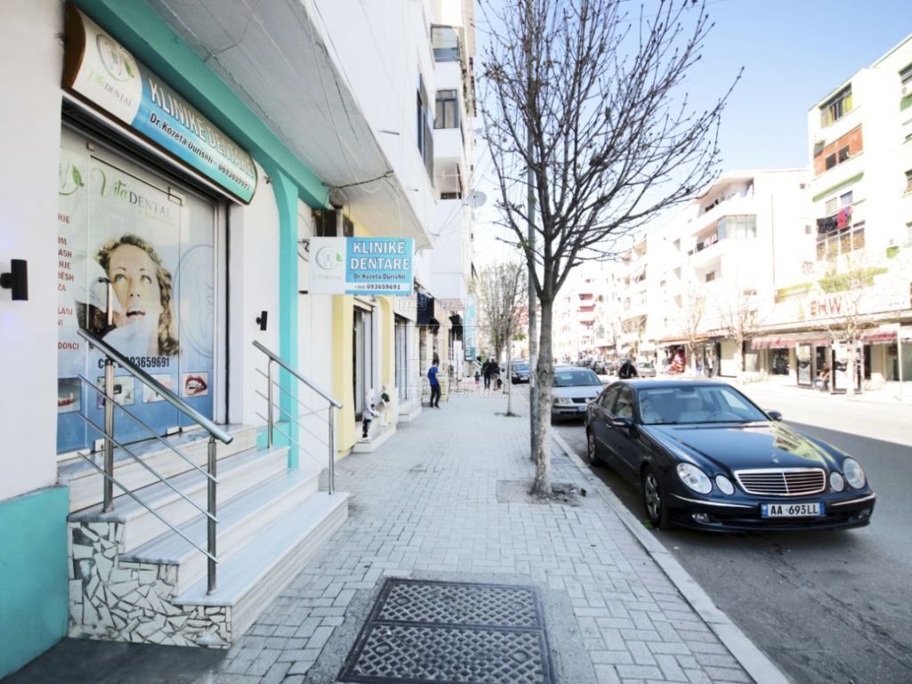 Durres, shitet biznesi Klinike Dentare