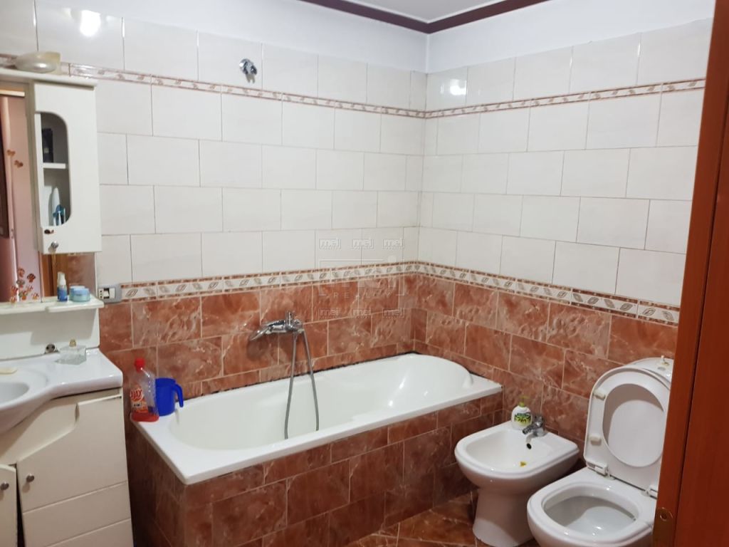 Tek Komuna E Parisit Shitet Apartament 2+1