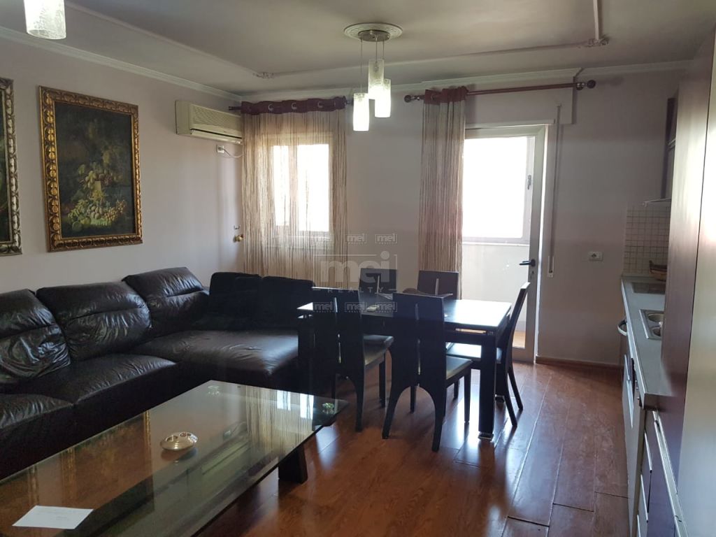 Tek Komuna E Parisit Shitet Apartament 2+1