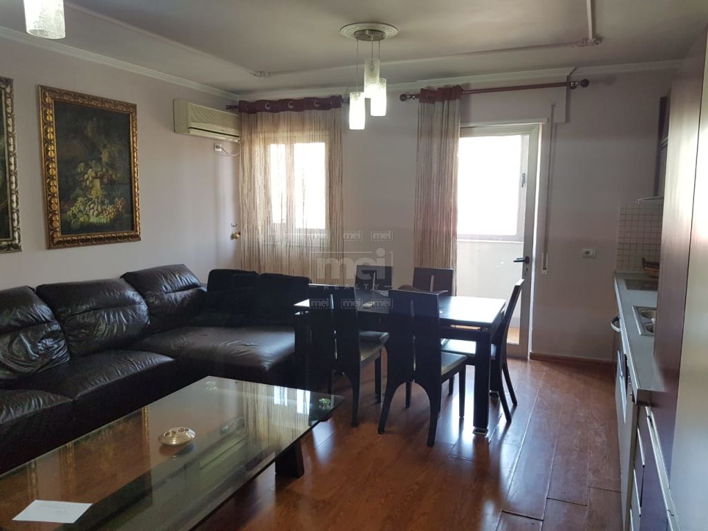 Tek Komuna E Parisit Shitet Apartament 2+1 0