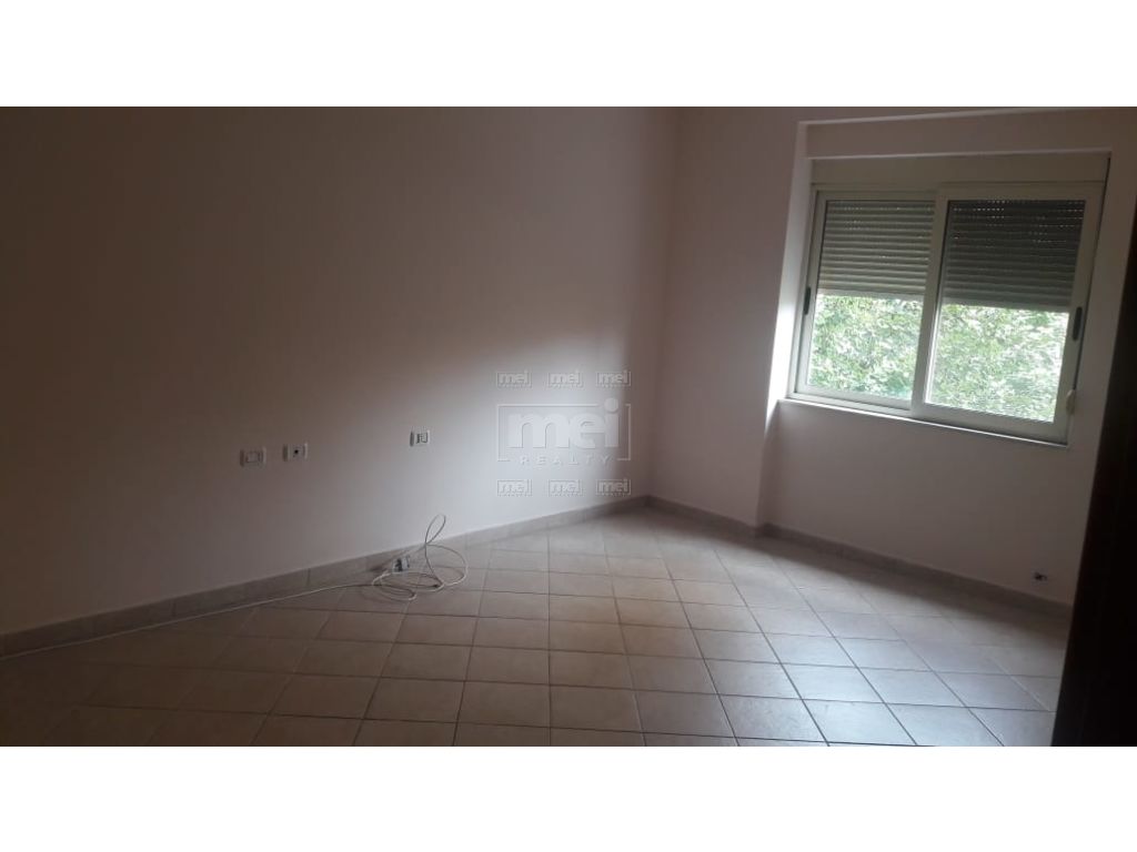 Tek Selvia, Jepet Me Qira Apartament 2+1. 1