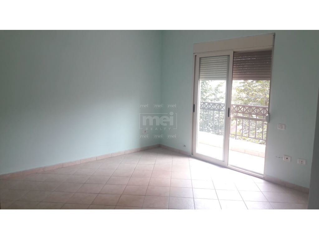 Tek Selvia, Jepet Me Qira Apartament 2+1.