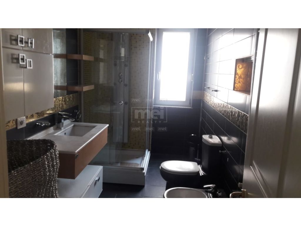 Ne Qender perball Toptani Center,Jepet Me Qira Apartament 2+1+ Garazh